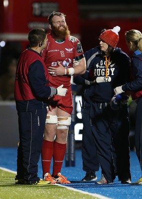 221016 - Saracens v Scarlets - European Rugby Champions Cup - Jake Ball of Scarlets leaves the pitch injured clearly in pain