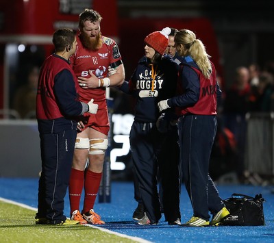 221016 - Saracens v Scarlets - European Rugby Champions Cup - Jake Ball of Scarlets leaves the pitch injured clearly in pain