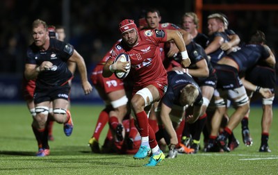 221016 - Saracens v Scarlets - European Rugby Champions Cup - Josh Macleod of Scarlets breaks away