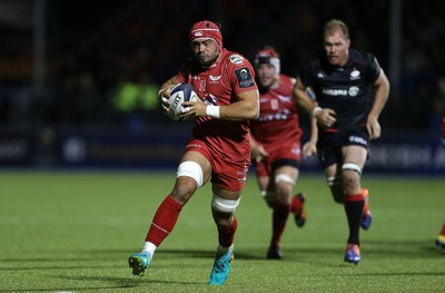 221016 - Saracens v Scarlets - European Rugby Champions Cup - Josh Macleod of Scarlets breaks away