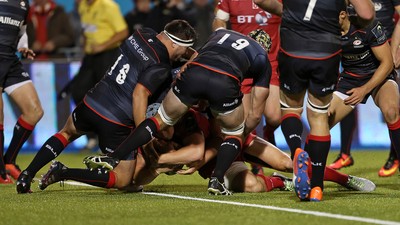 221016 - Saracens v Scarlets - European Rugby Champions Cup - Jonathan Davies of Scarlets crosses the line to score a try