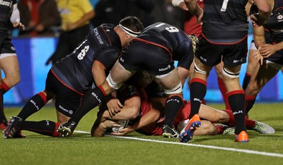 221016 - Saracens v Scarlets - European Rugby Champions Cup - Jonathan Davies of Scarlets crosses the line to score a try