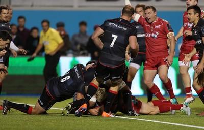 221016 - Saracens v Scarlets - European Rugby Champions Cup - Jonathan Davies of Scarlets crosses the line to score a try