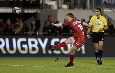 221016 - Saracens v Scarlets - European Rugby Champions Cup - Rhys Patchell of Scarlets kicks the conversion