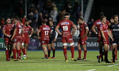 221016 - Saracens v Scarlets - European Rugby Champions Cup - Dejected Scarlets at full time