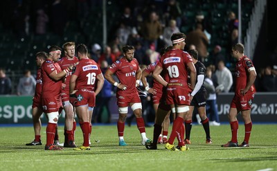 221016 - Saracens v Scarlets - European Rugby Champions Cup - Dejected Scarlets at full time