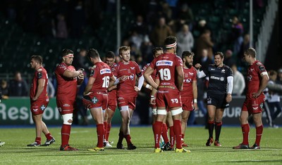 221016 - Saracens v Scarlets - European Rugby Champions Cup - Dejected Scarlets at full time