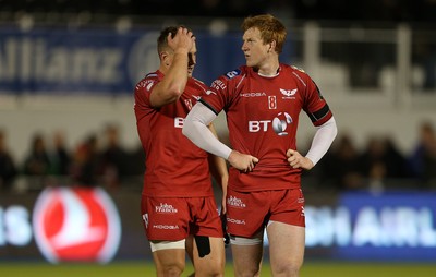 221016 - Saracens v Scarlets - European Rugby Champions Cup - Dejected Jonathan Davies and Rhys Patchell of Scarlets