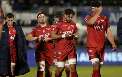 221016 - Saracens v Scarlets - European Rugby Champions Cup - Dejected Josh Macleod of Scarlets