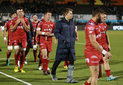 221016 - Saracens v Scarlets - European Rugby Champions Cup - Dejected Scarlets with Liam Williams of Scarlets wearing a foot brace