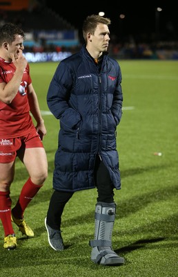 221016 - Saracens v Scarlets - European Rugby Champions Cup - Dejected Scarlets with Liam Williams of Scarlets wearing a foot brace