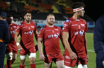 221016 - Saracens v Scarlets - European Rugby Champions Cup - Dejected Samson Lee of Scarlets leaving the field