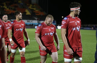 221016 - Saracens v Scarlets - European Rugby Champions Cup - Dejected Samson Lee of Scarlets leaving the field