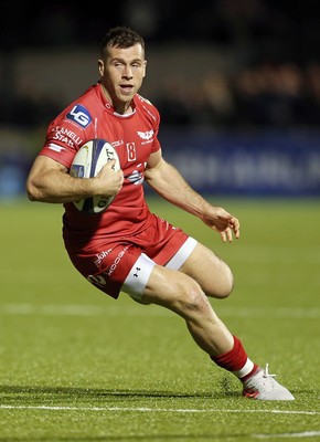 221016 - Saracens v Scarlets - European Rugby Champions Cup - Gareth Davies of Scarlets