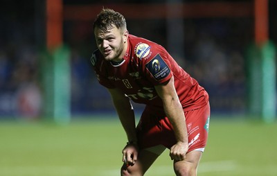 221016 - Saracens v Scarlets - European Rugby Champions Cup - Steff Hughes of Scarlets