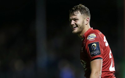 221016 - Saracens v Scarlets - European Rugby Champions Cup - Steff Hughes of Scarlets