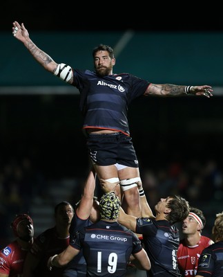 221016 - Saracens v Scarlets - European Rugby Champions Cup - Jim Hamilton of Saracens in the line out