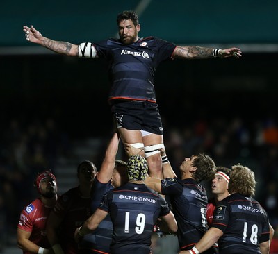 221016 - Saracens v Scarlets - European Rugby Champions Cup - Jim Hamilton of Saracens in the line out