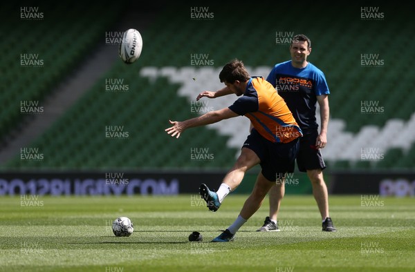 260517 - Scarlets depart Cardiff for Dublin ahead of their PRO12 Final - Dan Jones during training