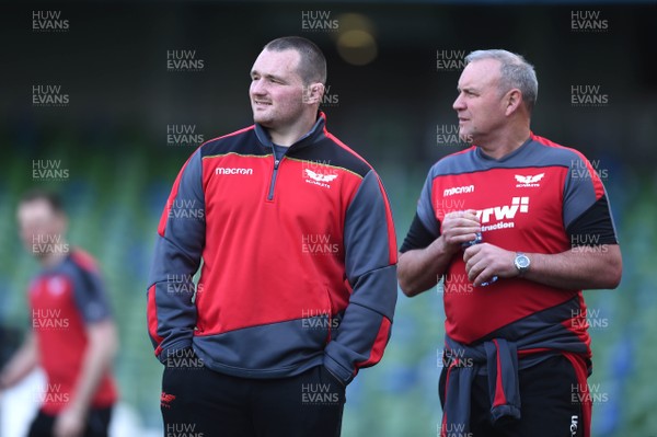 200418 - Scarlets Kickers and Media Session - Ken Owens and Wayne Pivac during a kickers session