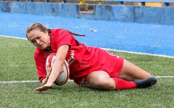 010919 - Scarlets v RGC, WRU Women's Regional Championship - Caitlin Lewis of Scarlets touches down to score try