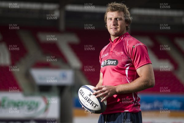 041214 - Scarlets new signing Hadleigh Parkes at Parc y Scarlets 