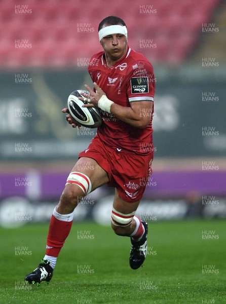 080521 - Scarlets v Ospreys - Guinness PRO14 Rainbow Cup - Aaron Shingler of Scarlets gets into space