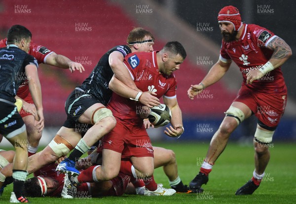 080521 - Scarlets v Ospreys - Guinness PRO14 Rainbow Cup - Rob Evans of Scarlets is tackled by Sam Cross of Ospreys