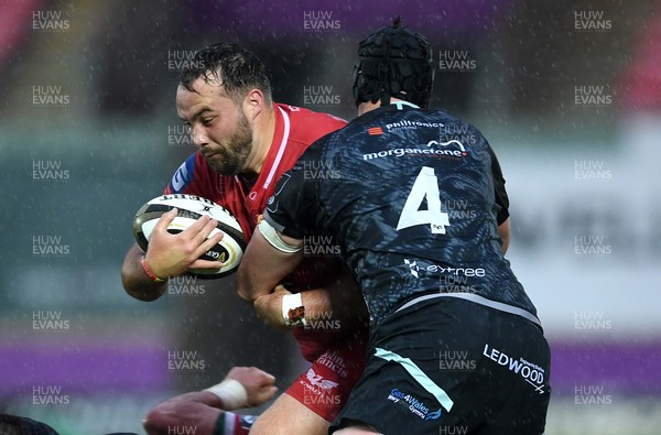 080521 - Scarlets v Ospreys - Guinness PRO14 Rainbow Cup - Alex Jeffries of Scarlets is tackled by Adam Beard of Ospreys