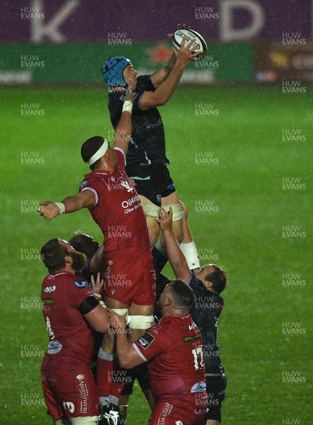 080521 - Scarlets v Ospreys - Guinness PRO14 Rainbow Cup - Justin Tipuric of Ospreys beats Aaron Shingler of Scarlets to take line out ball