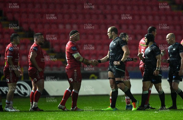 080521 - Scarlets v Ospreys - Guinness PRO14 Rainbow Cup - Werner Kruger of Scarlets shakes hands with Alun Wyn Jones of Ospreys at the end of the game