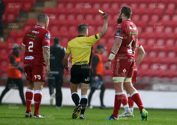 080521 - Scarlets v Ospreys - Guinness PRO14 Rainbow Cup - Jake Ball of Scarlets gets a yellow card from Referee Ben Blain