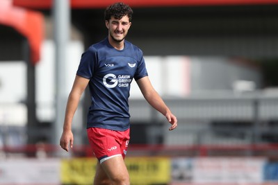 060925 - Scarlets Preseason Friendlies - Scarlets play preseason friendlies v Regional SRC Clubs Llandovery RFC and Carmarthen Quins RFC - Elis Price of Scarlets in the warm up  
