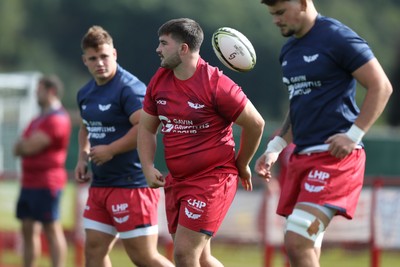 060925 - Scarlets Preseason Friendlies - Scarlets play preseason friendlies v Regional SRC Clubs Llandovery RFC and Carmarthen Quins RFC - Harry Thomas of Scarlets warms up  