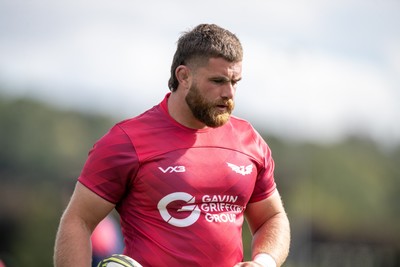 060925 - Scarlets Preseason Friendlies - Scarlets play preseason friendlies v Regional SRC Clubs Llandovery RFC and Carmarthen Quins RFC - Kemsley Mathias of Scarlets in the warm up   