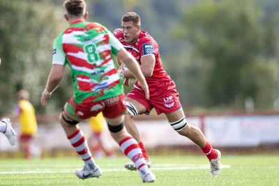060925 - Scarlets Preseason Friendlies - Scarlets play preseason friendlies v Regional SRC Clubs Llandovery RFC and Carmarthen Quins RFC - Jarrod Taylor of Scarlets attacks Joe Powell of Llandovery  