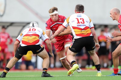 060925 - Scarlets Preseason Friendlies - Scarlets play preseason friendlies v Regional SRC Clubs Llandovery RFC and Carmarthen Quins RFC - Ben Williams of Scarlets attacks the Quins defence   