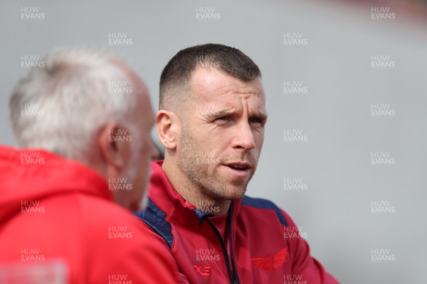 060925 - Scarlets Preseason Friendlies - Scarlets play preseason friendlies v Regional SRC Clubs Llandovery RFC and Carmarthen Quins RFC - Gareth Davies of Scarlets chats to supporters on the sidelines   