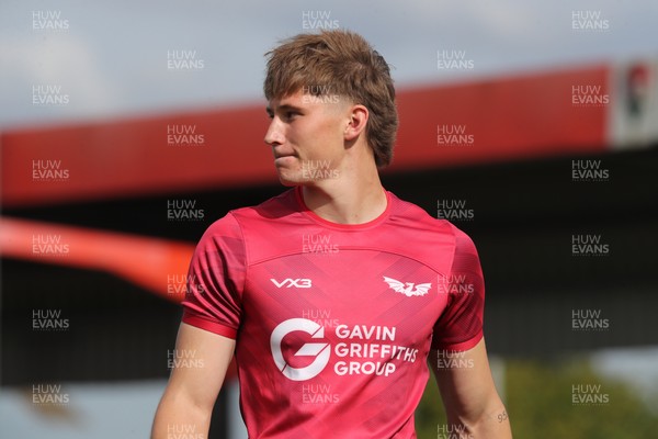 060925 - Scarlets Preseason Friendlies - Scarlets play preseason friendlies v Regional SRC Clubs Llandovery RFC and Carmarthen Quins RFC - Ellis Mee of Scarlets before kick off  