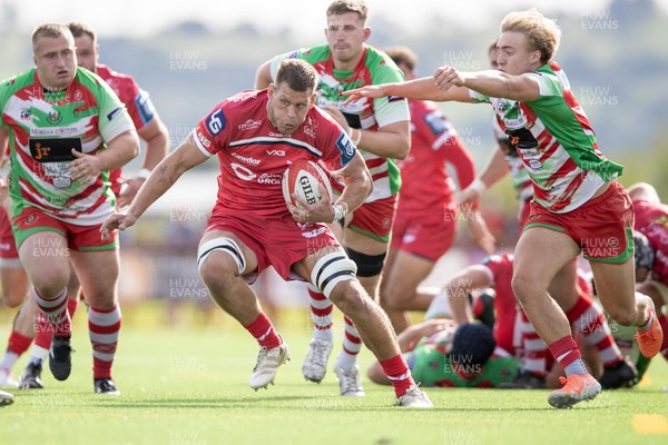 060925 - Scarlets Preseason Friendlies - Scarlets play preseason friendlies v Regional SRC Clubs Llandovery RFC and Carmarthen Quins RFC - Jarrod Taylor of Scarlets on the attack    