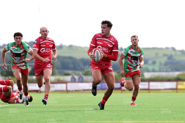 060925 - Scarlets Preseason Friendlies - Scarlets play preseason friendlies v Regional SRC Clubs Llandovery RFC and Carmarthen Quins RFC - Jac Davies of Scarlets looks for support  