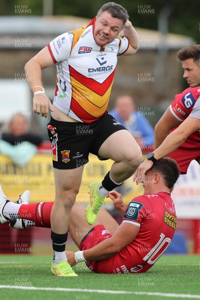 060925 - Scarlets Preseason Friendlies - Scarlets play preseason friendlies v Regional SRC Clubs Llandovery RFC and Carmarthen Quins RFC - Steff Evans of Carmarthen Quins and Joe Hawkins of Scarlets tangle     