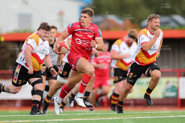 060925 - Scarlets Preseason Friendlies - Scarlets play preseason friendlies v Regional SRC Clubs Llandovery RFC and Carmarthen Quins RFC - Joe Hawkins of Scarlets makes a break     