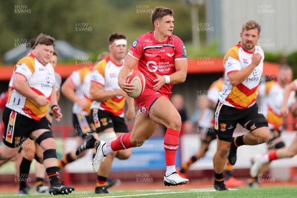060925 - Scarlets Preseason Friendlies - Scarlets play preseason friendlies v Regional SRC Clubs Llandovery RFC and Carmarthen Quins RFC - Joe Hawkins of Scarlets makes a break    