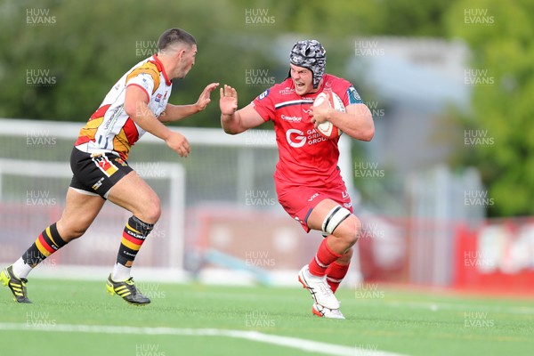 060925 - Scarlets Preseason Friendlies - Scarlets play preseason friendlies v Regional SRC Clubs Llandovery RFC and Carmarthen Quins RFC - Tristan Davies of Scarlets on the charge   