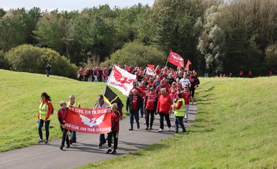 270925 - Scarlets Fans Protest - Scarlets fans march through Llanelli in protest against the Welsh Rugby Union’ s protective plan to get rid of possibly two of the Welsh rugby regions The march finished at Parc y Scarlets ahead of the Scarlets v Munster, United Rugby Championship match