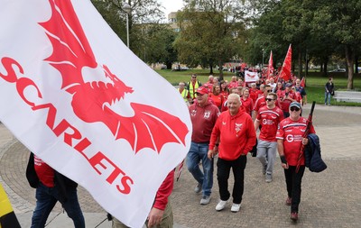 270925 - Scarlets Fans Protest - Scarlets fans march through Llanelli in protest against the Welsh Rugby Union’ s protective plan to get rid of possibly two of the Welsh rugby regions The march finished at Parc y Scarlets ahead of the Scarlets v Munster, United Rugby Championship match