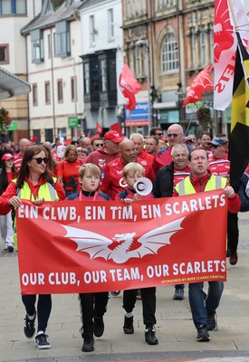 270925 - Scarlets Fans Protest - Scarlets fans march through Llanelli in protest against the Welsh Rugby Union’ s protective plan to get rid of possibly two of the Welsh rugby regions The march finished at Parc y Scarlets ahead of the Scarlets v Munster, United Rugby Championship match