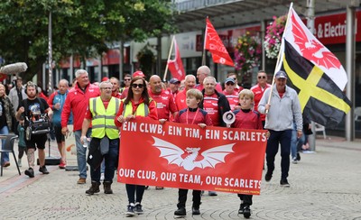 270925 - Scarlets Fans Protest - Scarlets fans march through Llanelli in protest against the Welsh Rugby Union’ s protective plan to get rid of possibly two of the Welsh rugby regions The march finished at Parc y Scarlets ahead of the Scarlets v Munster, United Rugby Championship match