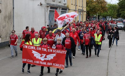270925 - Scarlets Fans Protest - Scarlets fans march through Llanelli in protest against the Welsh Rugby Union’ s protective plan to get rid of possibly two of the Welsh rugby regions The march finished at Parc y Scarlets ahead of the Scarlets v Munster, United Rugby Championship match